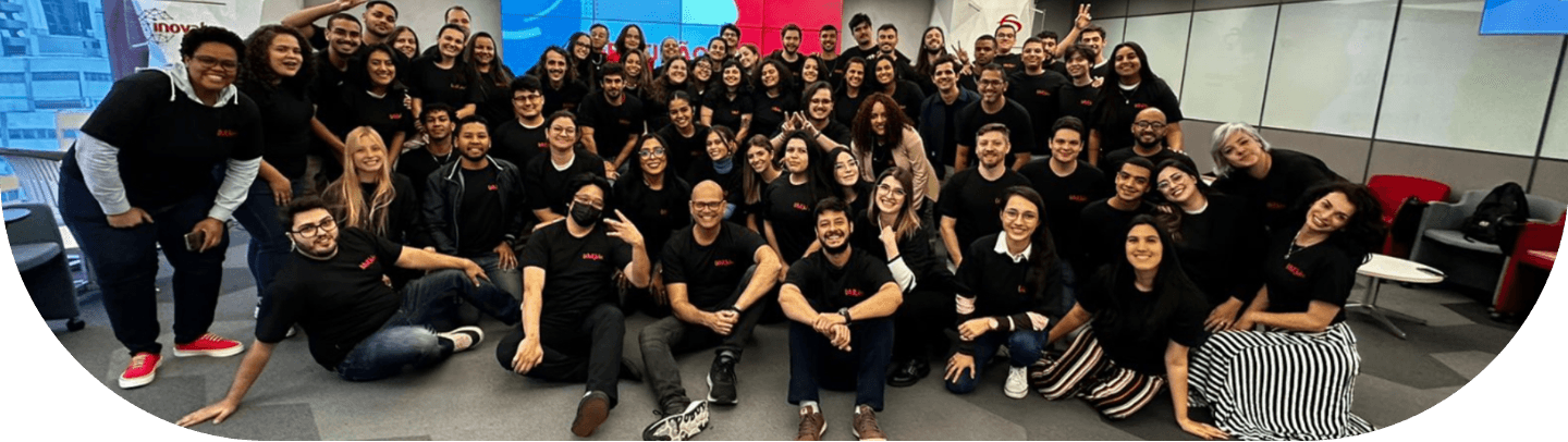 Equipe do WallJobs reunida no escritório em São Paulo